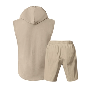 Rückansicht von Herren Sommer-Leinen-Set mit ärmellosem Kapuzenpullover und Shorts
