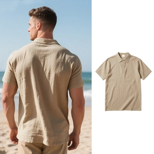 Détail du polo homme en lin kaki, montrant la texture gaufrée et le style décontracté