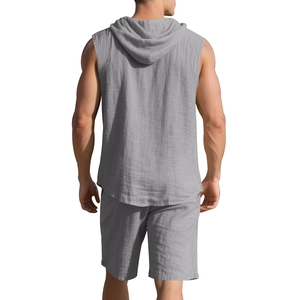 Detailansicht der Rückseite des grauen Herren-Leinensets mit strukturierter Weste und Shorts