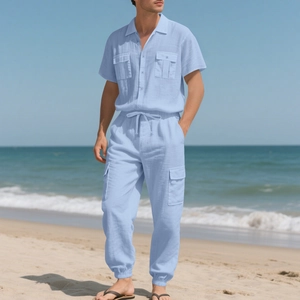 Detalle de conjunto de lino azul claro con bolsillos cargo en fondo de playa