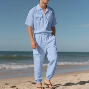 Conjunto de lino azul claro con camisa de manga corta y pantalón cargo en la playa