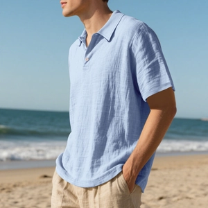 Détail de la texture du polo en lin bleu clair avec boutons sur fond de plage ensoleillé
