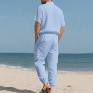 Conjunto de lino azul claro para hombre con camisa de manga corta y pantalón cargo beach