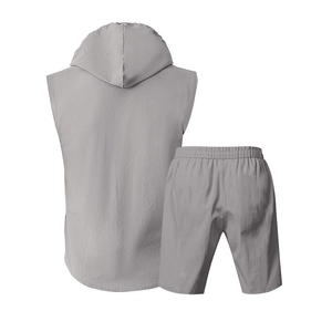 Rückansicht von grauem Leinen-Kapuzenpulli ohne Ärmel und passenden Shorts für Herren