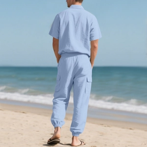 Vista trasera del conjunto de lino azul claro para hombre con pantalón cargo y camisa de playa