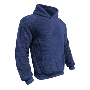 Detail van de donkerblauwe fleece hoodie met zachte teddy fluwelen textuur en zak