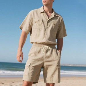 Details des khakifarbenen Leinen-Sets mit Brusttaschen und Cargo-Shorts mit Tunnelzug