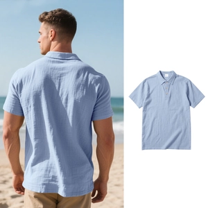 Détails du polo en lin bleu clair pour hommes avec tissu texturé et col à boutons classique