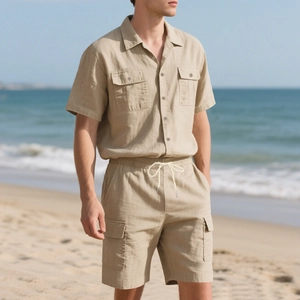Khakifarbenes Leinen-Set für Herren mit Kurzarm-Cargohemd und passenden Shorts
