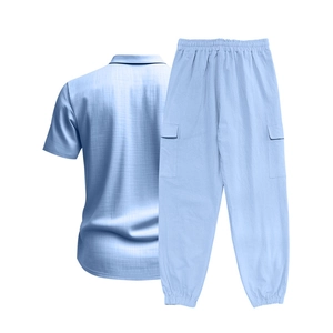 Vista trasera del conjunto de lino azul claro con camisa de manga corta y pantalón cargo