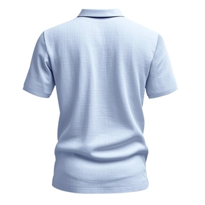 Vue arrière du polo en lin bleu clair montrant la texture tricotée et l'ourlet net