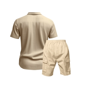 Rückansicht des beigen Leinen-Sets für Herren mit Kurzarmhemd und Cargo-Shorts mit Taschen