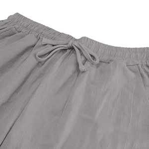 Dettaglio dei pantaloncini grigi in lino e cotone con elastico in vita e coulisse regolabile