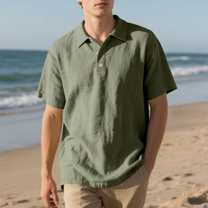 Polo en lin vert olive pour hommes à manches courtes devant un paysage de plage