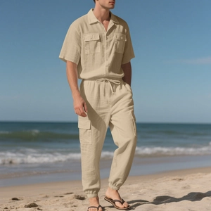 Detalle de conjunto de camisa y pantalón cargo de lino caqui con bolsillos y cordón ajustable