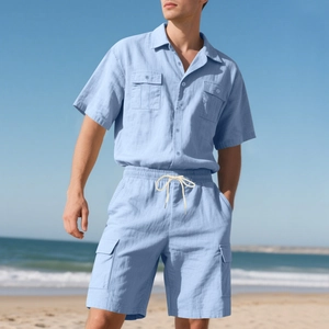 Detailansicht von hellblauem Leinen-Set aus Hemd und Cargo-Shorts vor Strandhintergrund