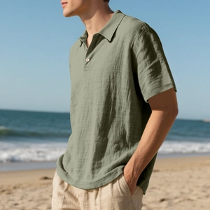 Détails de la texture du polo homme en lin vert avec plis verticaux et bouton unique