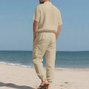 Detalle de conjunto de lino para hombre con tejido texturizado y bolsillos tipo cargo