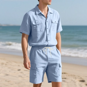 Herren Leinen-Set in Hellblau mit Kurzarmhemd und Cargo-Shorts am sonnigen Strand