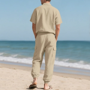 Vista trasera de conjunto de lino beige para hombre con camisa corta y pantalón cargo