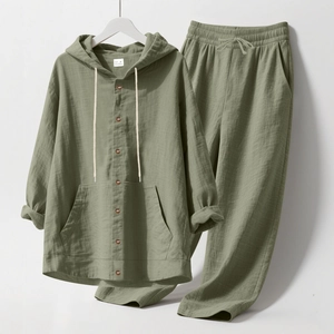 Detalle del conjunto de lino verde salvia con botones de madera y pantalón con cordón