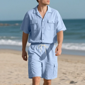 Detail von hellblauem Leinenhemd und Cargo-Shorts-Set mit atmungsaktivem Stoff am Strand