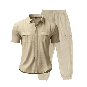 Detalle del conjunto de lino beige mostrando textura de camisa y pantalón cargo