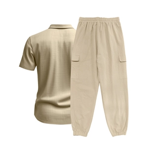 Detalle de conjunto de lino beige para hombre con camisa corta y textura de pantalón