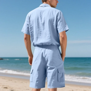 Herren-Set aus hellblauem Baumwoll-Leinen-Hemd und Shorts für den Strandurlaub im Sommer