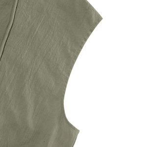 Detailansicht der Nähte am olivgrünen ärmellosen Leinen-Kapuzenpullover mit Kordelzug