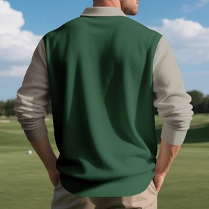 Détail du polo à manches longues vert et beige en maille texturée pour le golf