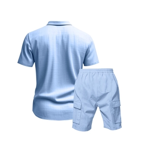 Rückansicht des Sommer-Leinensets für Herren mit hellblauem Kurzarmhemd und Cargo-Shorts