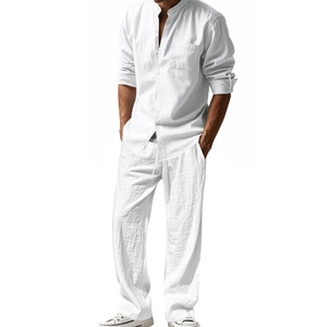 Dettaglio camicia in lino bianco con taschino sul petto, collo alla coreana e texture