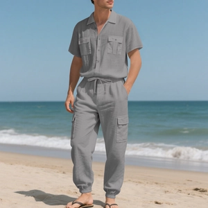 Detalle del conjunto cargo gris de lino para hombre con bolsillos y pantalón con cordón