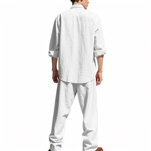 Dettaglio del set casual da uomo in lino bianco con camicia a maniche lunghe e pantaloni
