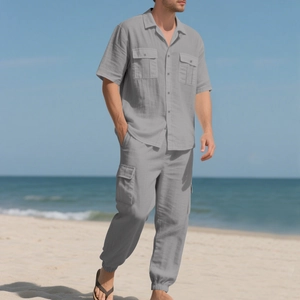 Textura detallada del conjunto gris de lino con camisa y pantalón cargo en la playa