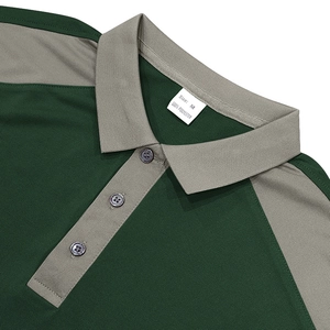 Détail de la patte à trois boutons et col gris contrasté sur polo en maille vert foncé