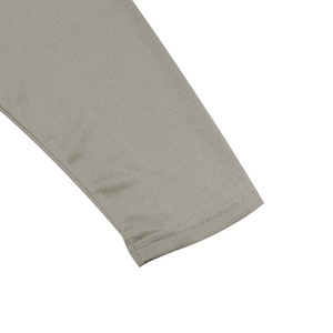 Gros plan du polo gris à manches longues avec coutures doubles et tissu en maille filet