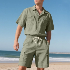 Nahaufnahme von olivgrünem Leinenhemd und Cargo-Shorts mit Taschen an einem Strand