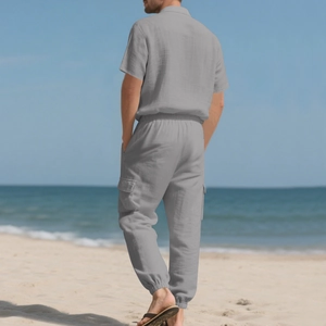 Vista trasera del conjunto de lino gris para hombre con camisa corta y pantalón cargo