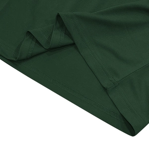 Détail macro du tissu piqué vert forêt avec double couture renforcée sur l'ourlet du polo