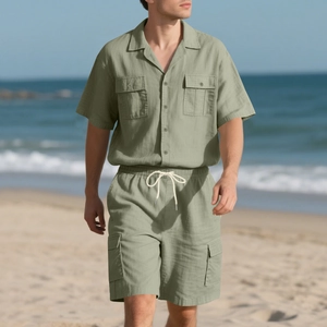 Detail von salbeigrünen Herren-Leinen-Set mit Kurzarmhemd und Cargo-Shorts