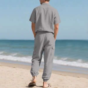 Conjunto de lino gris para hombre con camisa de manga corta y pantalones cargo en playa