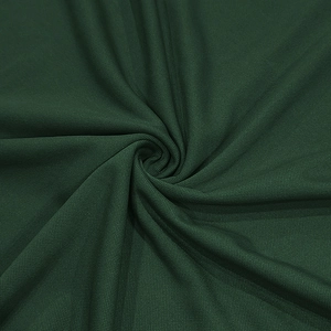 Vue macro détaillée du tissu polo piqué vert foncé avec une texture en maille fine