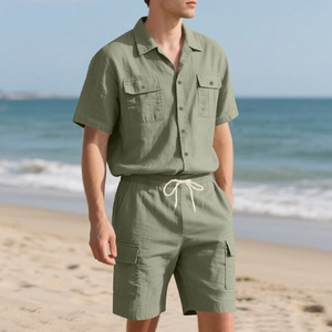 Detailaufnahme der Leinenhemd-Struktur mit Brusttaschen und Cargo-Shorts Set