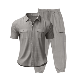 Detalle de conjunto de lino gris para hombre con bolsillos cargo y cintura elástica ajustable
