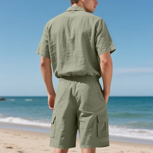 Herren Sommer-Leinen-Set mit Kurzarmhemd und Cargo-Shorts in Salbeigrün von der Rückseite