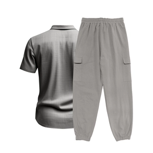 Detalle del conjunto de lino gris para hombre con textura de tela y bolsillos tipo cargo