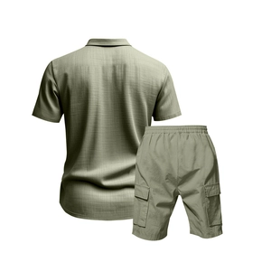 Rückansicht-Detail des olivgrünen Herren-Leinenset mit Hemd und Cargo-Shorts