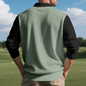 Vue arrière du polo pour hommes au design color-block avec manches raglan noires et tissu vert